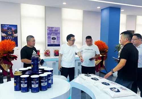 郑州仲和餐饮治理有限公司行政总厨秦广民一行三人，莅临郑州马吉尔食品工业园区调查互换！