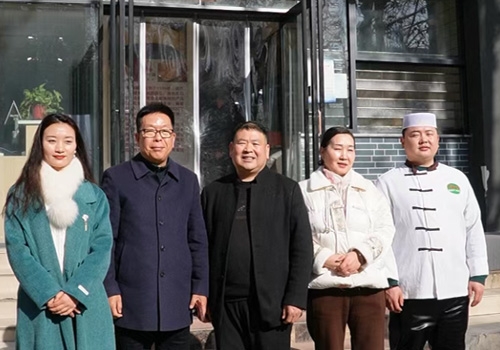 郑州马吉尔食品有限公司董事长马董与河南省豫菜文化钻研会胡辣汤专业委员会一行，共同走进传承老味路的膳寿福胡辣汤！